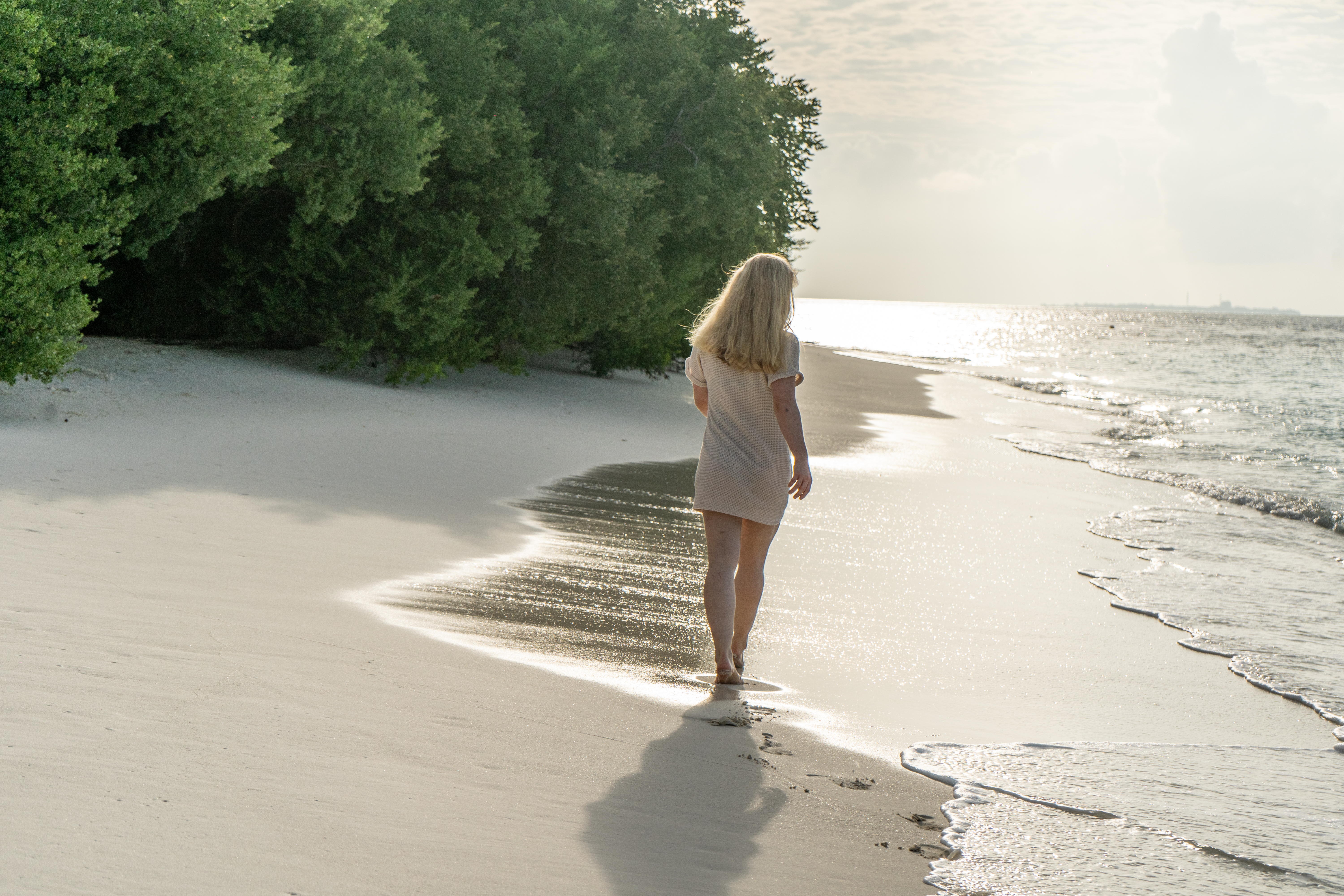 Sandra Hillmann am Strand im Gegenlicht
