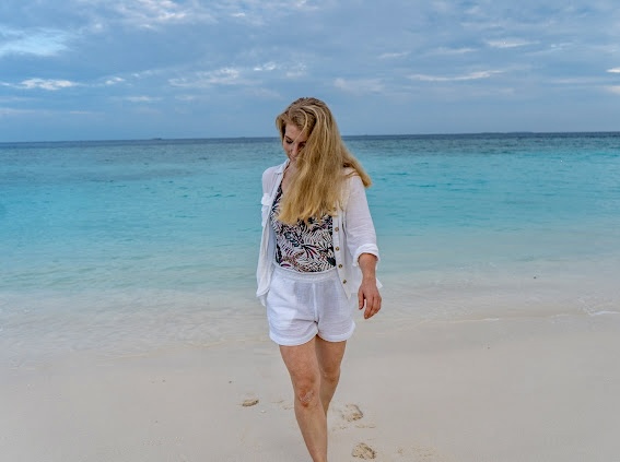 Sandra Hillmann am Strand – Die Gründerin von Mind Trek
